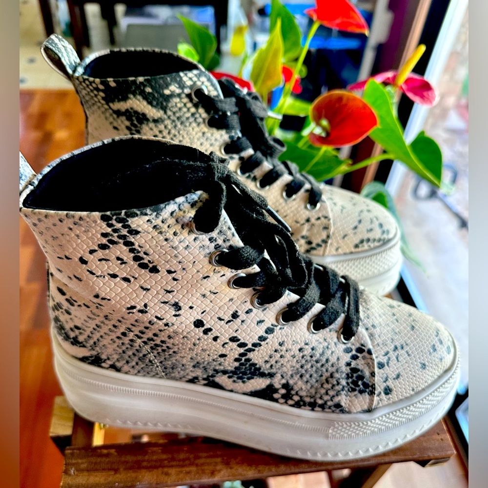 “Gentle Used “ Madden Girl Chunky  Platform Faux leather Snake Skin Sneakers, S7